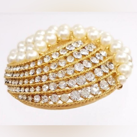 Trifari Crown Gold Tone Faux Pearls Rhinestones Vintage 1960's Brooch - Picture 3 of 16